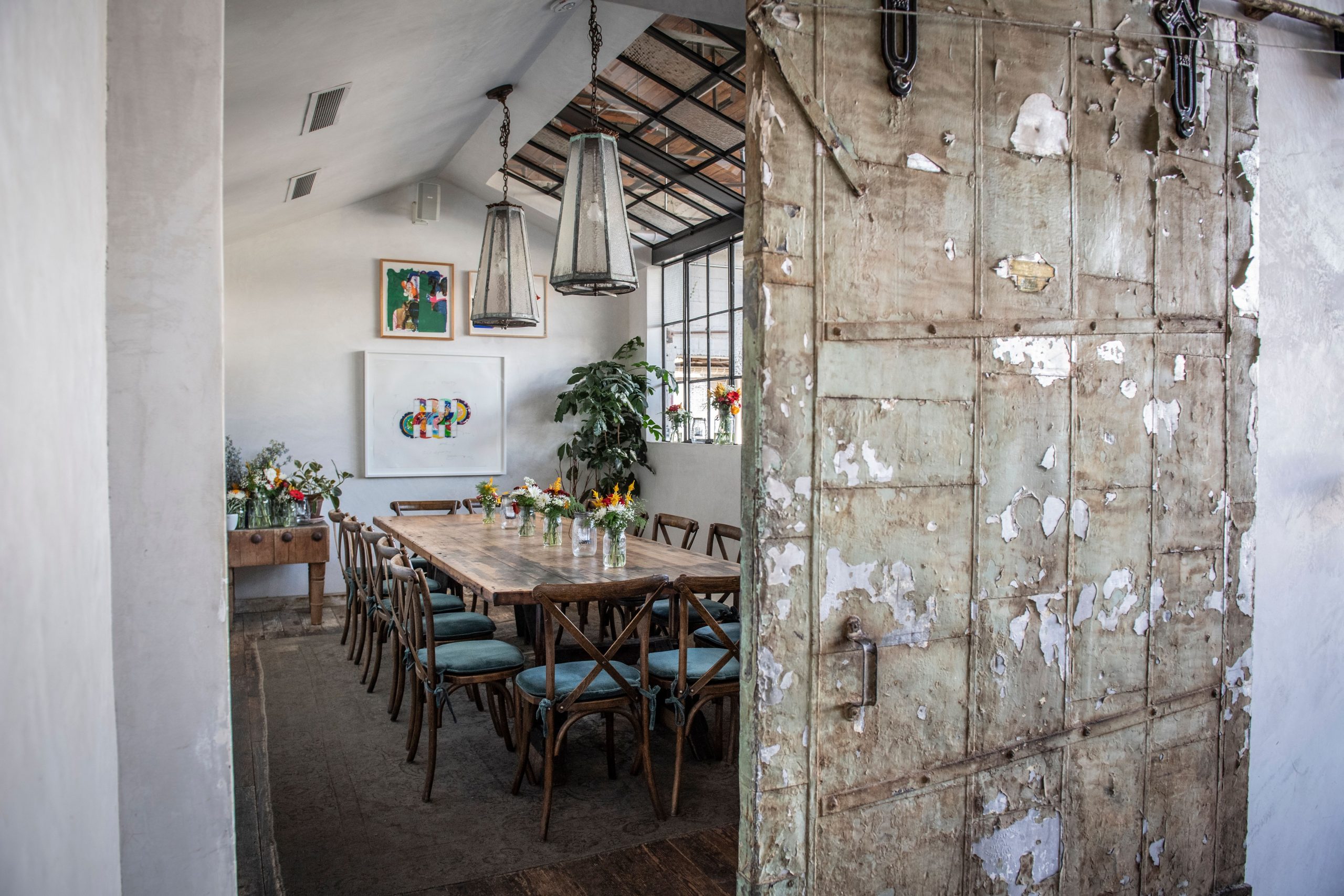 Manuela private dining room with florals on the table